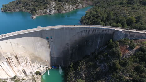Aerial-zoom-out-over-Bimont-dam-with-mountain-in-background,-south-of-France